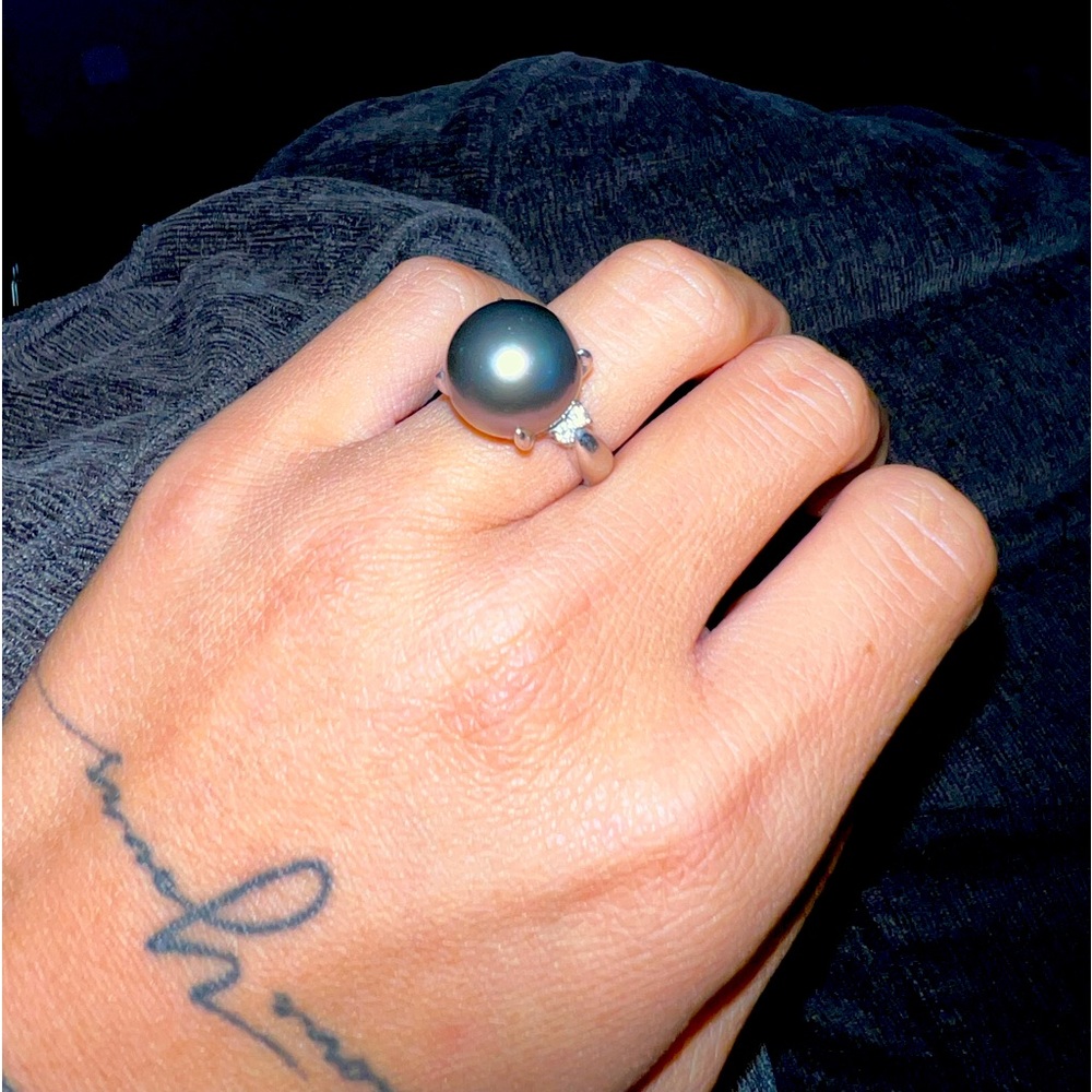 Black Tahitian Pearl ring in Platinum